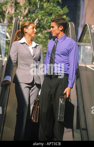 Geschäftsmann und Frau am Outdoor-Rolltreppe Stockfoto