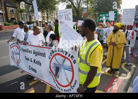 Community März der Pistole und Messer Kriminalität in Hackney, London, geht entlang einer Straße berüchtigt für mehrere Morde. Stockfoto