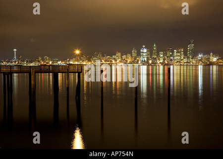 Seattle Washington Skyline bei Nacht über Elliot Bay aus West Seattle Stockfoto