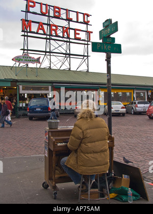 Straßenmusiker Jonny Hahn spielt Klavier an der Straßenecke am Pike Place Market Seattle Washington Stockfoto