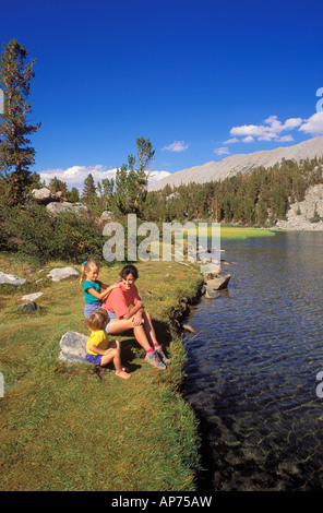 Mutter und Kinder im Alter von 6 und 3 entspannend auf dem Ufer der lange See John Muir Wildnis Sierra Nevada in Kalifornien Stockfoto