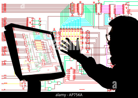 Computer-Operator mit CAD engineering Leiterplatte Bild auf Monitor und Hintergrund Stockfoto