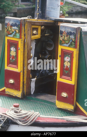 Traditionell Kabinentüren auf einen Motor 15-04 auf dem Grand Union Canal an Batchworth in Hertsfordshire England Großbritannien eingerichtet Stockfoto