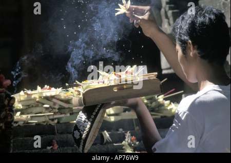 Junger Mann Darbringung der Götter-Bali-Indonesien Stockfoto