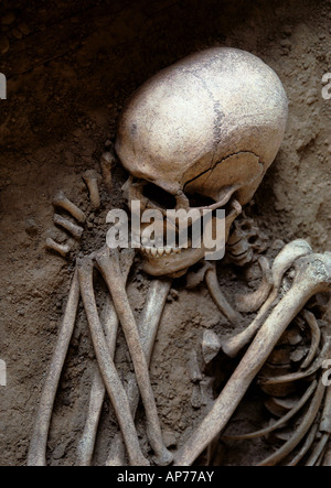 Skelett aus den urzeitlichen Friedhof zeigt im Nationalmuseum in Prag, Tschechische Republik Stockfoto