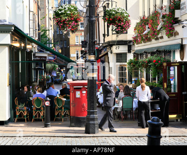 Hirte Markt Mayfair London UK, belebten Cafés zur Mittagszeit im Sommer. Stockfoto