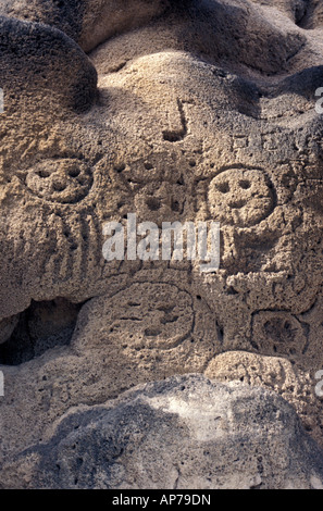 Taino indianische Felszeichnungen in einer flachen Höhle auf den Klippen mit Blick auf See Enriquillo in der Dominikanischen Republik Stockfoto