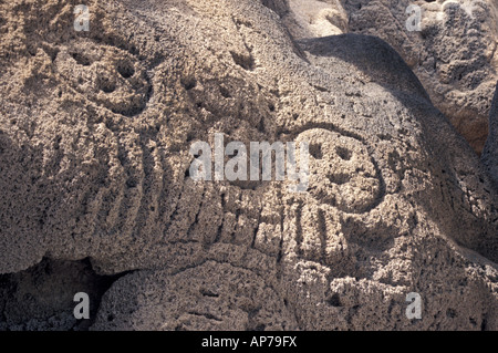 Taino indianische Felszeichnungen in einer flachen Höhle auf den Klippen mit Blick auf See Enriquillo in der Dominikanischen Republik Stockfoto