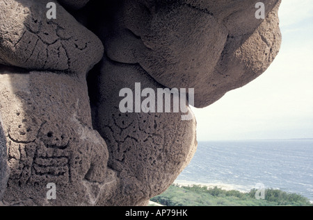 Taino indianische Felszeichnungen in einer flachen Höhle auf den Klippen mit Blick auf See Enriquillo im westlichen Teil der Dominikanischen Republik Stockfoto