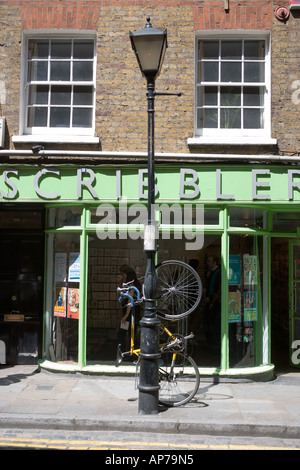 Fahrrad nach Lampost Covent Garden London gesperrt Stockfoto