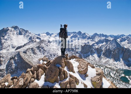 Weibliche Wanderer steht am Südgrat des Mount Gould, Sequoia - Kings Canyon Nationalpark Sierra Nevada Mountains, Kalifornien Stockfoto