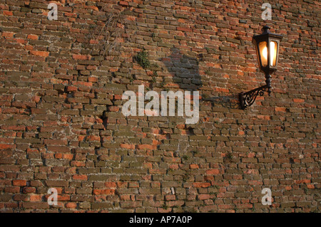 Alte Laterne auf der Mauer auf der Festung Kalemegdan in Belgrad, Serbien Stockfoto