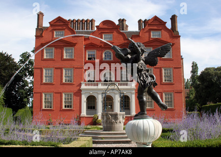 Kew Palace in Kew Gardens und eine Kopie der Verrochio jungen mit Delphin-Brunnen Stockfoto