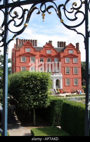 Kew Palace durch Schmiedeeisen Rotunde in der Königin-Garten in Kew Gardens Stockfoto