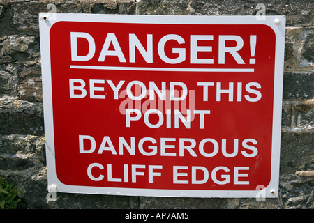 Warnschild am Hartland Quay in Nord-Devon Stockfoto