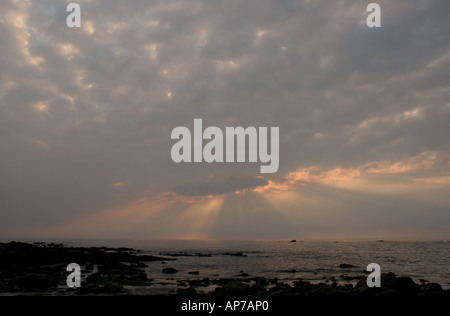 Sonne durch die Wolken nördlich von Bude in Cornwall platzen Stockfoto