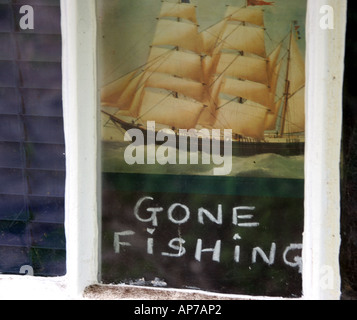 Weg Angeln, Zeichen in einem Fenster bei Clovelly in Nord-Devon Stockfoto
