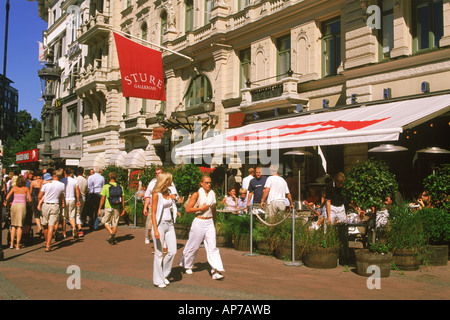 Menschen und Restaurants am Stureplan im Zentrum von Stockholm Stockfoto