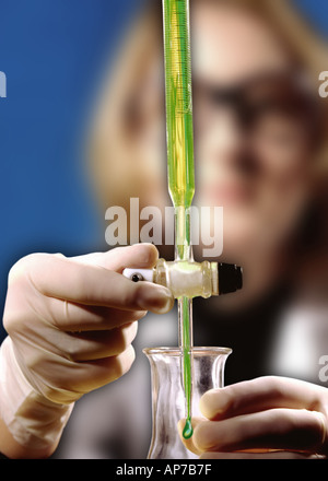 Labortechniker eine Probe in ein Becherglas eine chemische Flüssigkeit hinzufügen Stockfoto