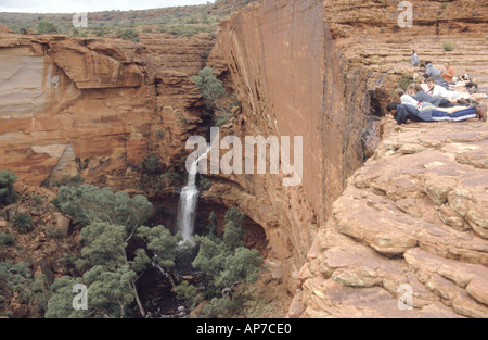 Touristen, die über den Rand des Kings Canyon National Park im Northern Territory, Australien, blicken Stockfoto