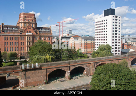 Sackville Street Building Links und Chandos Hall rechts der University of Manchester UK Blick nach Norden über Bahnlinie Stockfoto