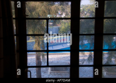 Kein Tauchen Zeichen neben einem Swimmingpool in Indien Stockfoto