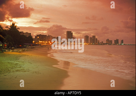 Strand in der Abenddämmerung mit Skyline der Stadt Fortaleza im Bundesstaat Ceará, Brasilien Stockfoto