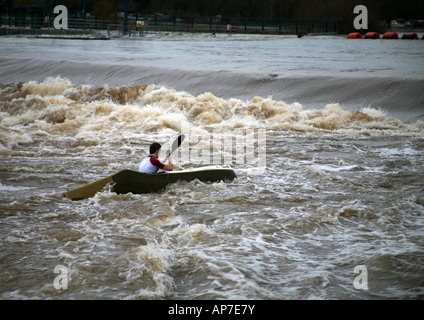 Die Trent Hochwasser am Beeston Weir Stockfoto