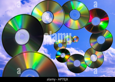 Compact Disc Schlieren fliegen durch den Himmel (Composite) Stockfoto
