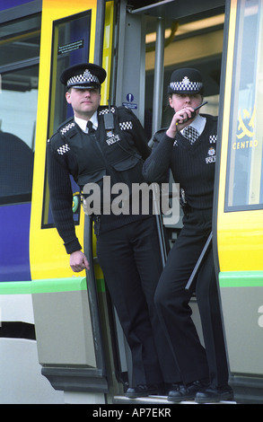 British Transport Police Officers auf der Birmingham-Metro Stockfoto