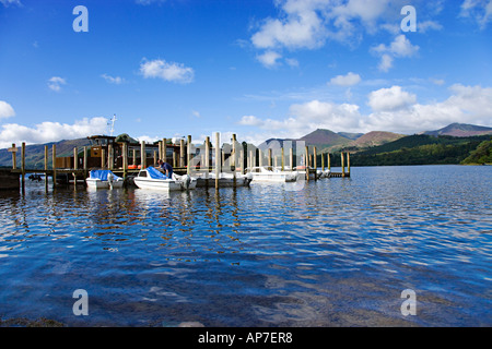 Die Keswick Anlegestellen Boote Yachten ankern in der Holzsteg, Derwent Water Seenplatte Cumbria England UK. Stockfoto