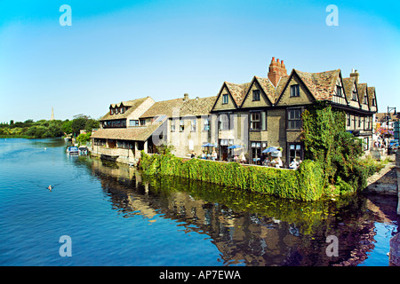 Traditionellen englischen Dorf Altstadt Teehaus Cream Teas neben den Fluss Ouse, St Ives Cambridgeshire England UK tätig. Stockfoto