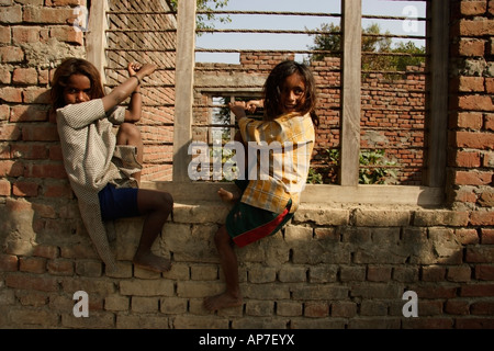 Zwei Mädchen spielen in einem unfertigen Schulgebäude Stockfoto
