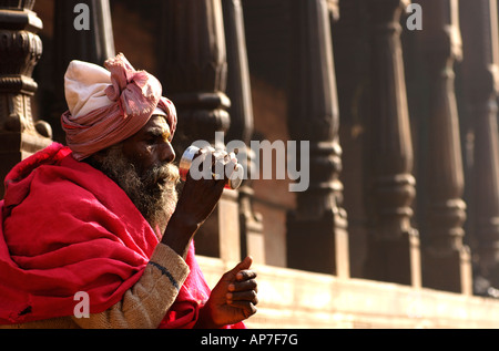 Sadhu in Pashupatinath Morgentee trinken Stockfoto