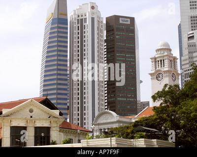 Nahaufnahme des alten kolonialen Gebäuden gegen moderne Wolkenkratzer Singapur Stockfoto