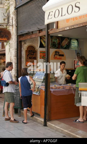 EIN BÄCKER EINKAUFEN IN CHANIA. KRETA. GRIECHISCHE INSEL. EUROPA Stockfoto