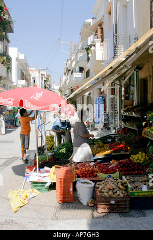 EIN GEMÜSEHÄNDLER SHOP INNERHALB DER ALTEN STADT RETHYMNON. KRETA. GRIECHISCHE INSEL. EUROPA. Stockfoto