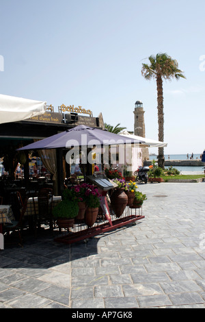 EINE TRADITIONELLE TAVERNE IM HAFEN VON RETHYMNON. KRETA. GRIECHISCHE INSEL. EUROPA. Stockfoto