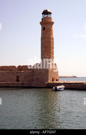 DER VENEZIANISCHE LEUCHTTURM AM EINGANG ZUM HAFENBEREICH IN DER ALTEN STADT VON RETHYMNO. KRETA. GRIECHISCHE INSEL. EUROPA. Stockfoto