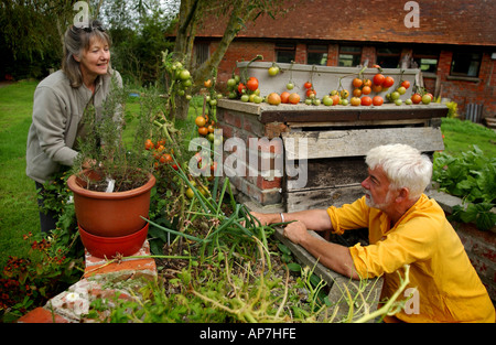 Die Schwelle im Zentrum einer co Wohnraums Gemeinschaft in Gillingham Dorset zwei Menschen, die Arbeiten im Garten Stockfoto