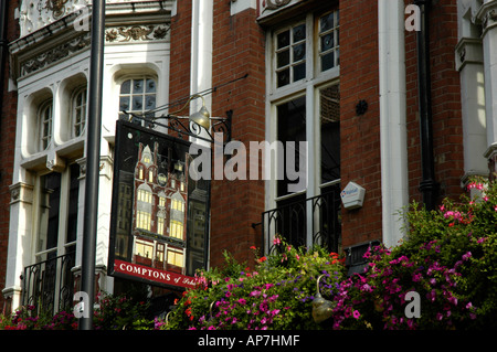 Compton Weinbars &amp; Weinstuben in Old Compton Street Soho London UK Stockfoto