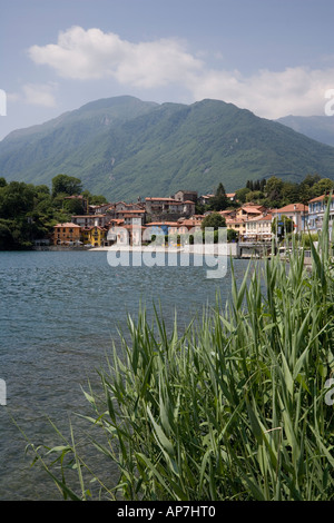 MERGOZZO DORF AN DER SPITZE DER MERGOZZO SEE MONT MASSOPE IM HINTERGRUND ITALIENISCHEN SEEN NORDITALIENS EUROPA Stockfoto