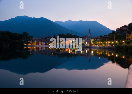 MERGOZZO DORF AN DER SPITZE DER MERGOZZO SEE MONT MASSOPE IM HINTERGRUND Stockfoto