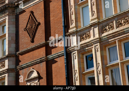 Nahaufnahme von reich verzierten roten Backsteingebäude in Mayfair London UK Stockfoto