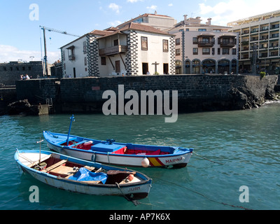 Zwei Boote im Fischerhafen vor dem Casa de Real Aduana oder Customs House in Puerto De La Cruz Stockfoto