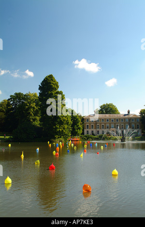 Exponate in der Ausstellung von Dale Chihuly in Kew Gardens in London. Stockfoto