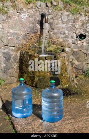 WASSER IN FLASCHEN VOLLER MALVERN QUELLWASSER UND SPRING AUF DIE MALVERN HILLS WORCESTERSHIRE ENGLAND UK Stockfoto