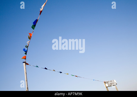 Flaggen an einem Pol-Werbung-Flohmarkt Stockfoto