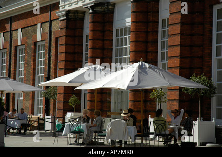 Kunden sitzen vor der Orangerie-Restaurant im Kensington Palace Gardens London UK Stockfoto
