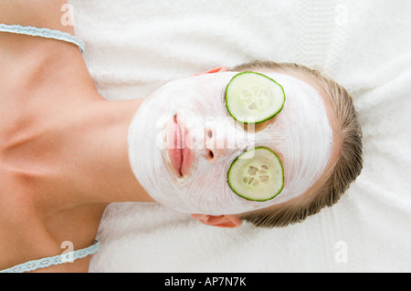 Frau trägt eine Gesichtsmaske Stockfoto